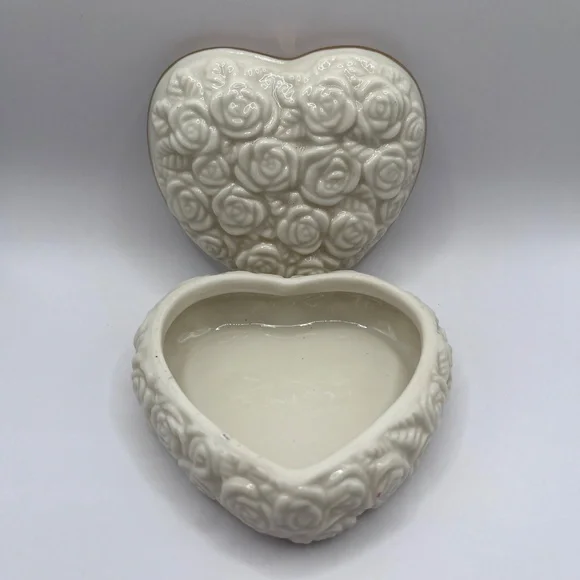 LENOX ROSE JEWELRY TRINKET BOX HEART SHAPED CREAM GOLD TRIM LID PORCELAIN - Picture 3 of 8